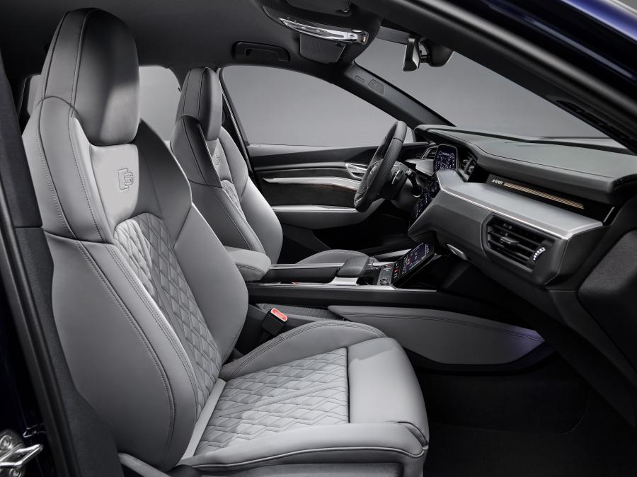Интерьер Audi e-tron S 2020 года  (WW) (фото 52 из 62)
